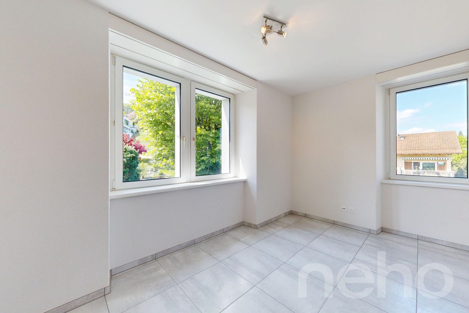 leerer raum mit drywall, gipskartonwand, inside property, day time, und natural light