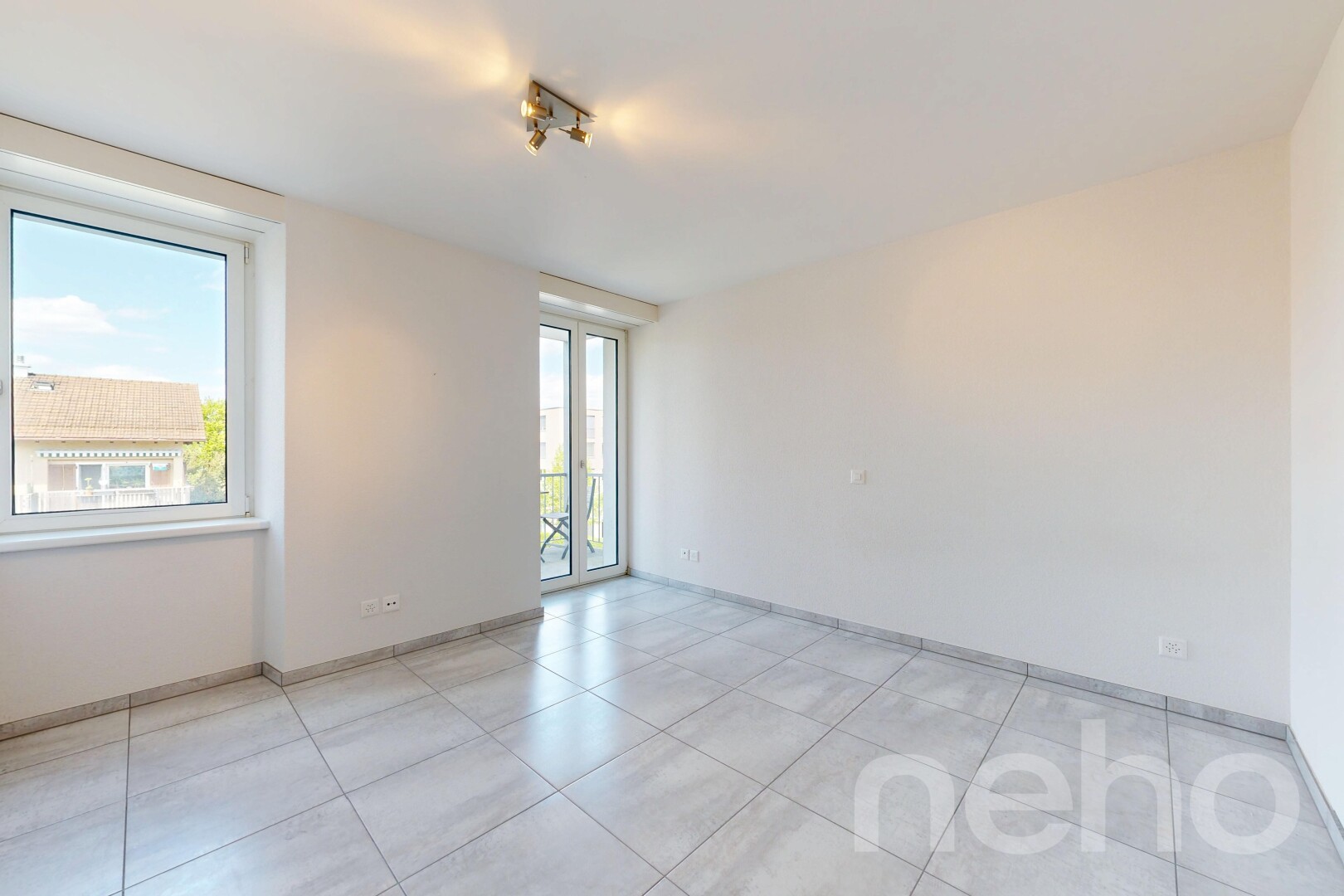 leerer raum mit drywall, gipskartonwand, light floor, inside property, und natural light