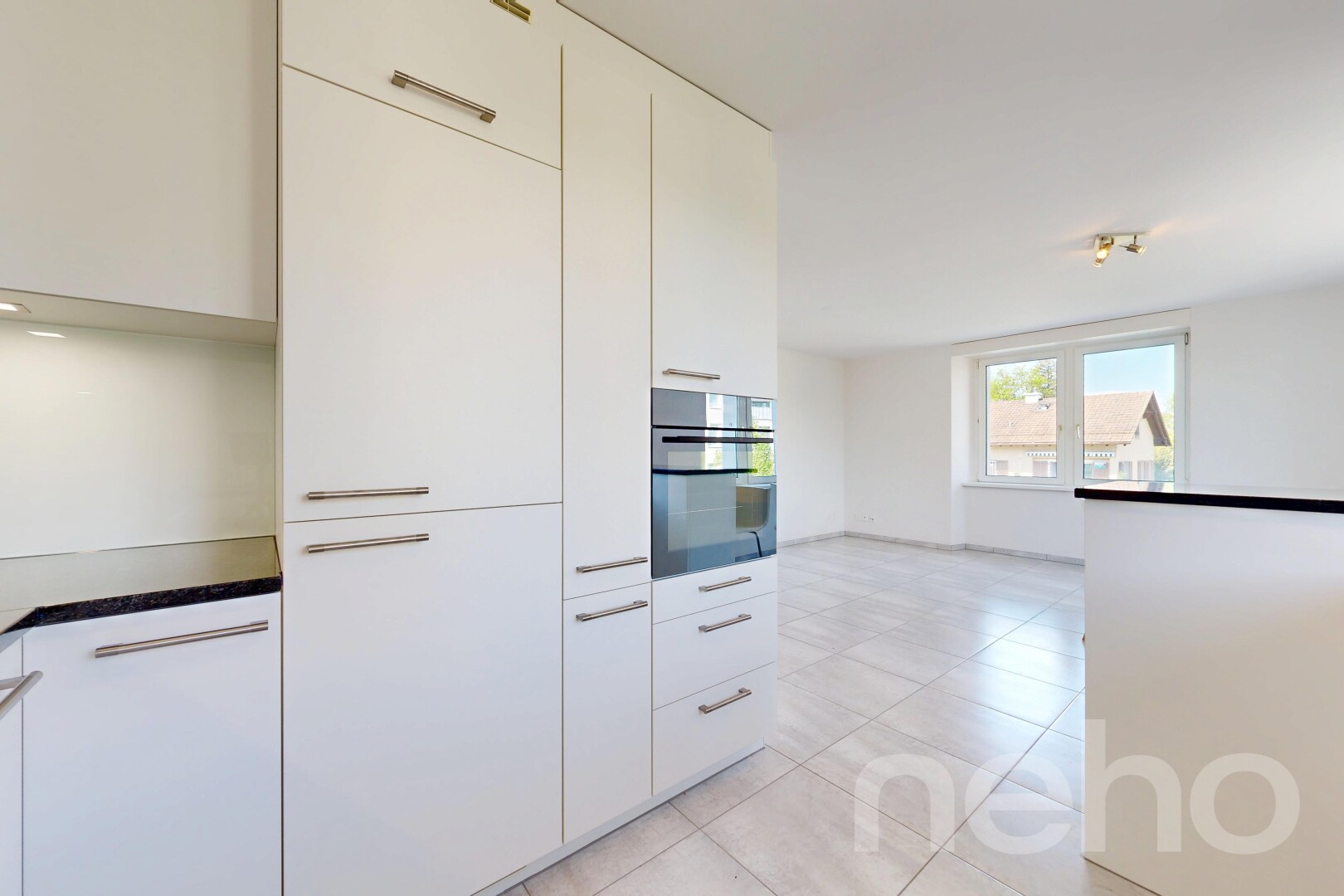 küche mit white cabinets, weiße schränke, ofen, natürliches licht, und natural light