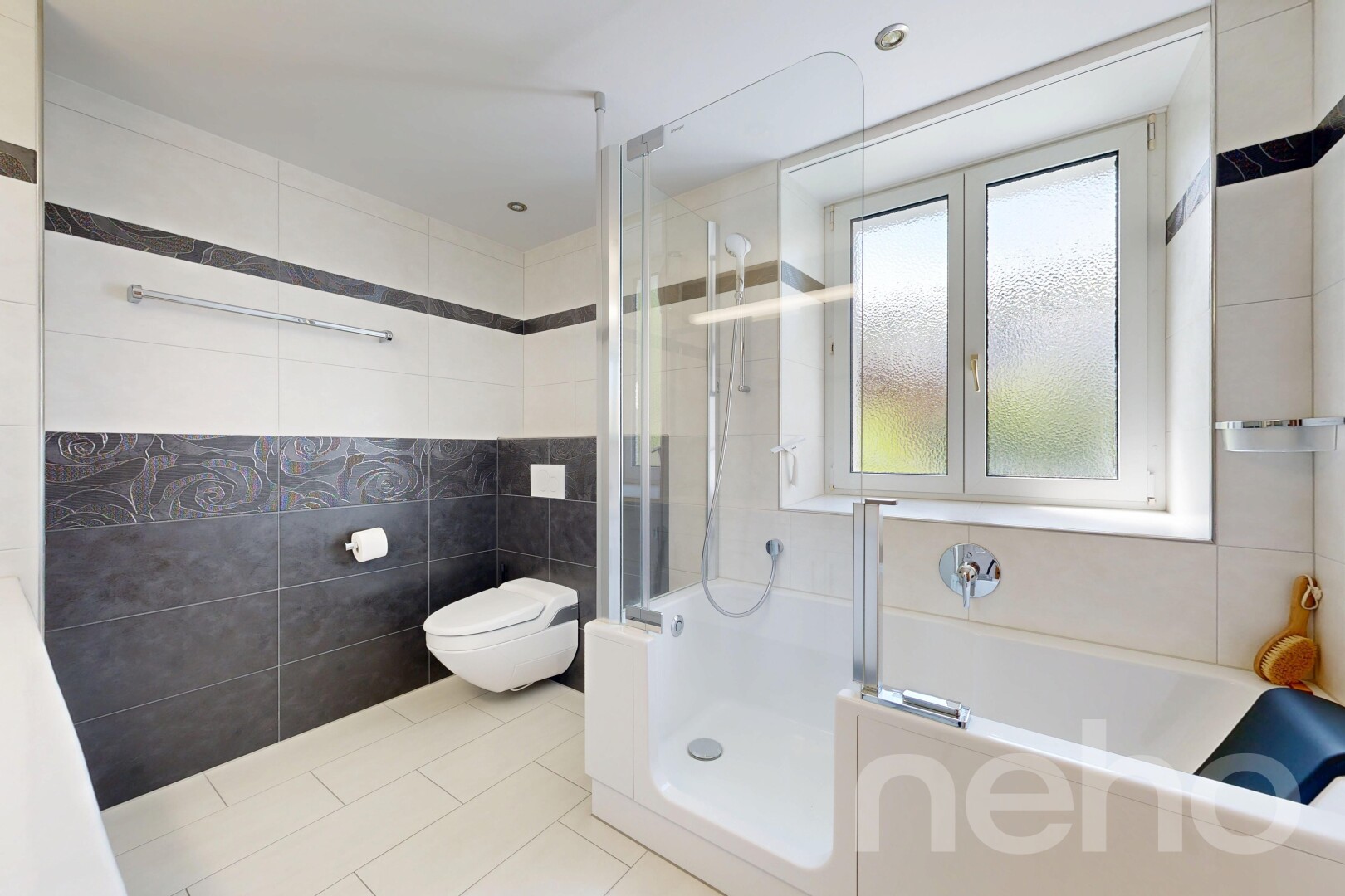 bad mit fliesenwand, tile wall, dusche, komplettes badezimmer, und inside property