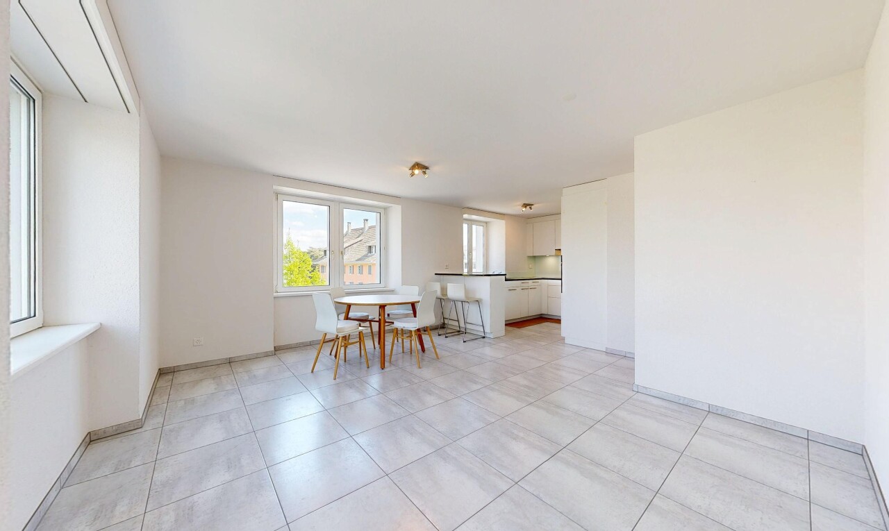 esszimmer mit light floor, drywall, gipskartonwand, inside property, und natural light