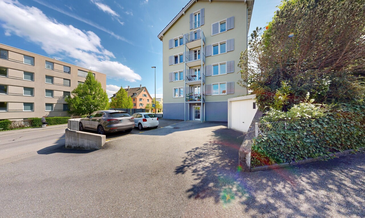 außenansicht mit apartment complex view, blick auf wohnanlage, day time, und parkplatz