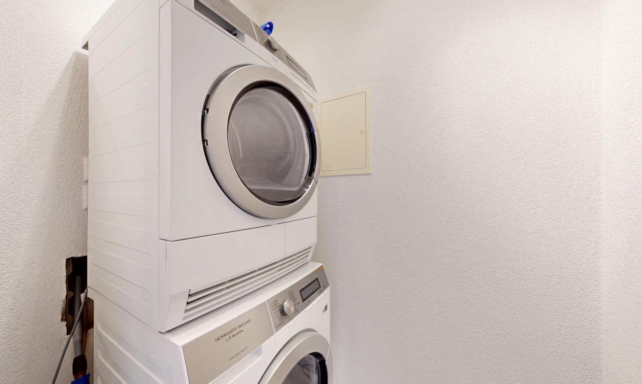 wäschekammer mit wäscherei, waschturm, strukturierte wand, und textured wall