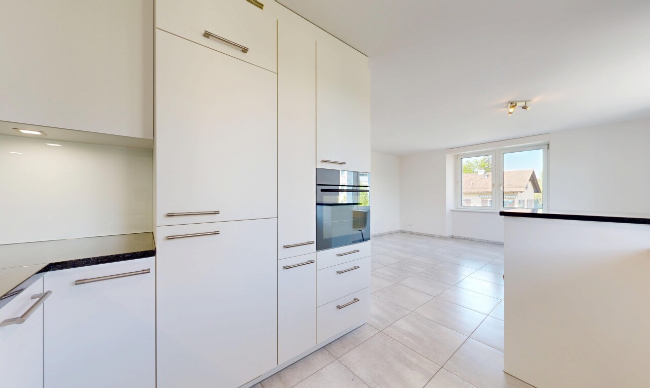 küche mit white cabinets, weiße schränke, ofen, natürliches licht, und natural light