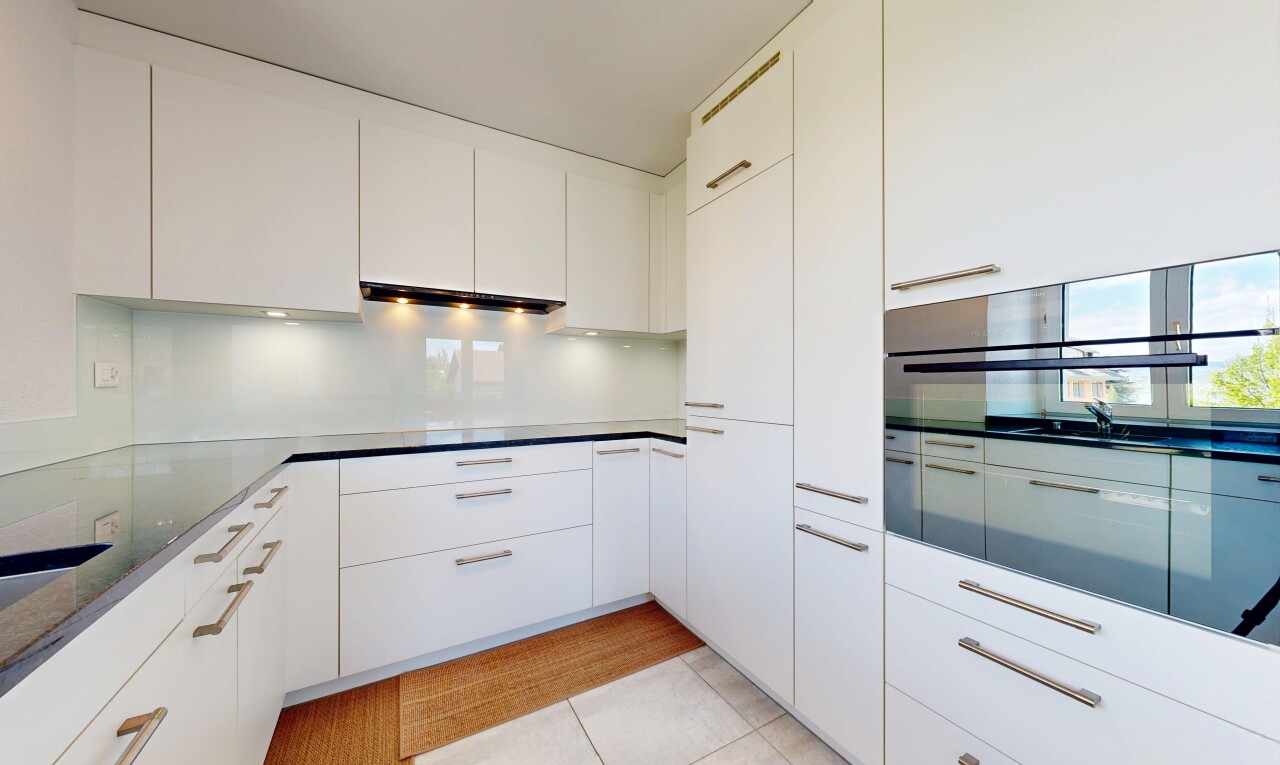 küche mit light floor, flat panel cabinets, schränke mit flachen paneelen, inside property, und white cabinets