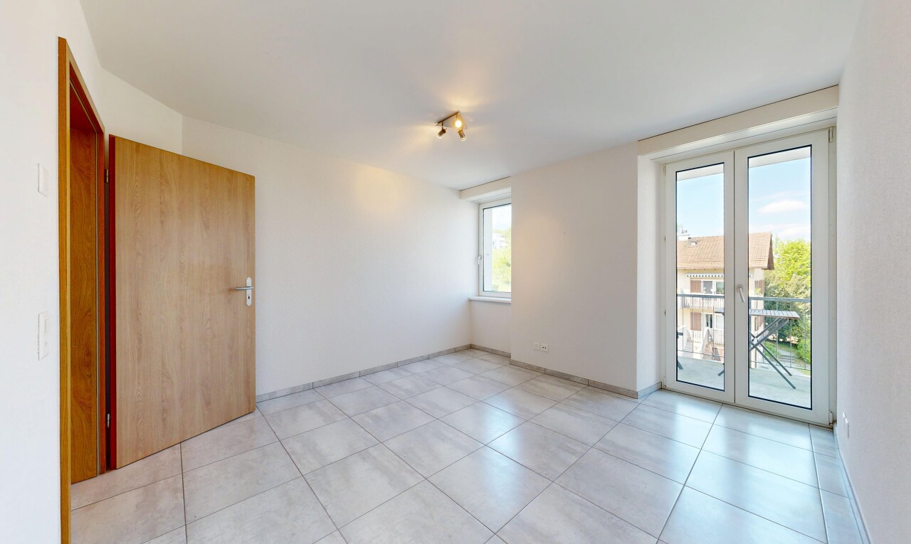 leerer raum mit französische türen, drywall, gipskartonwand, inside property, und natural light