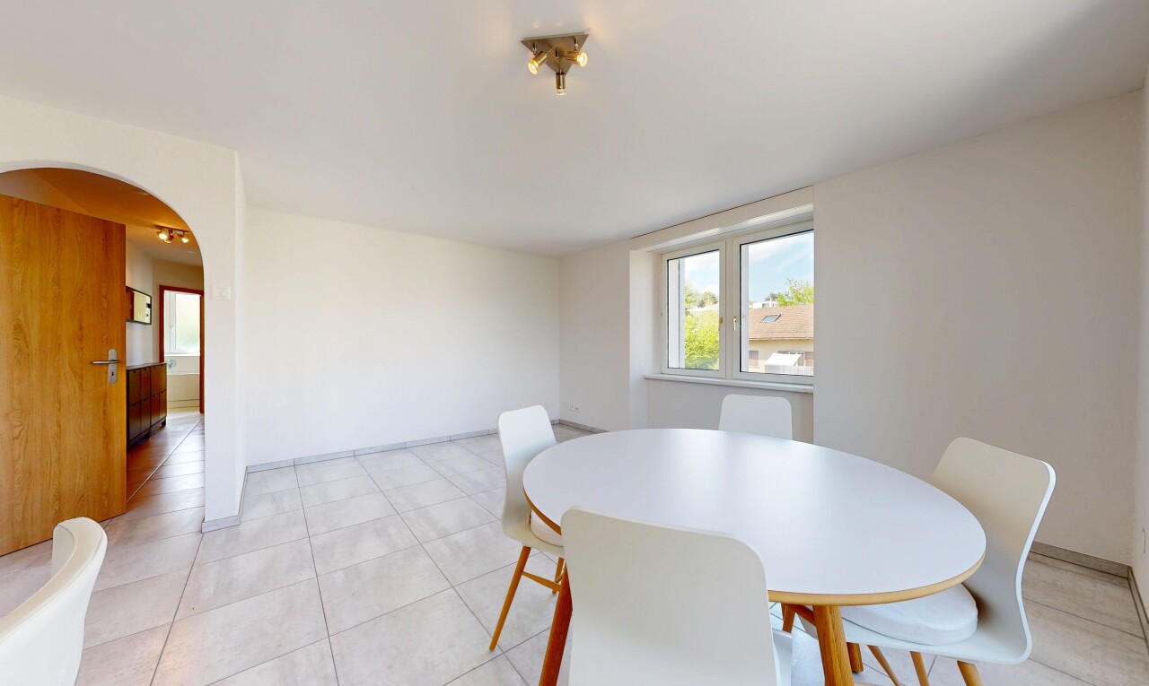 esszimmer mit gipskartonwand, drywall, gewölbte gehwege, natürliches licht, und natural light