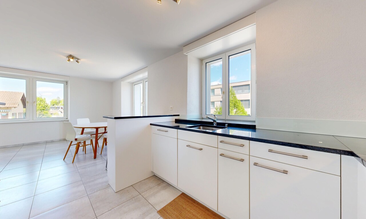 küche mit day time, arbeitsplatten, dark countertops, light floor, und weiße schränke