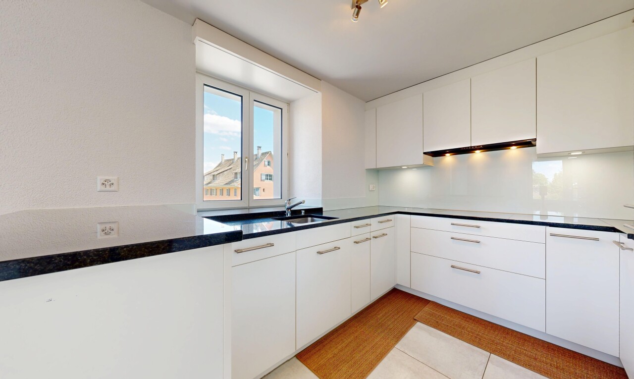 küche mit light floor, natural light, natürliches licht, flat panel cabinets, und white cabinets