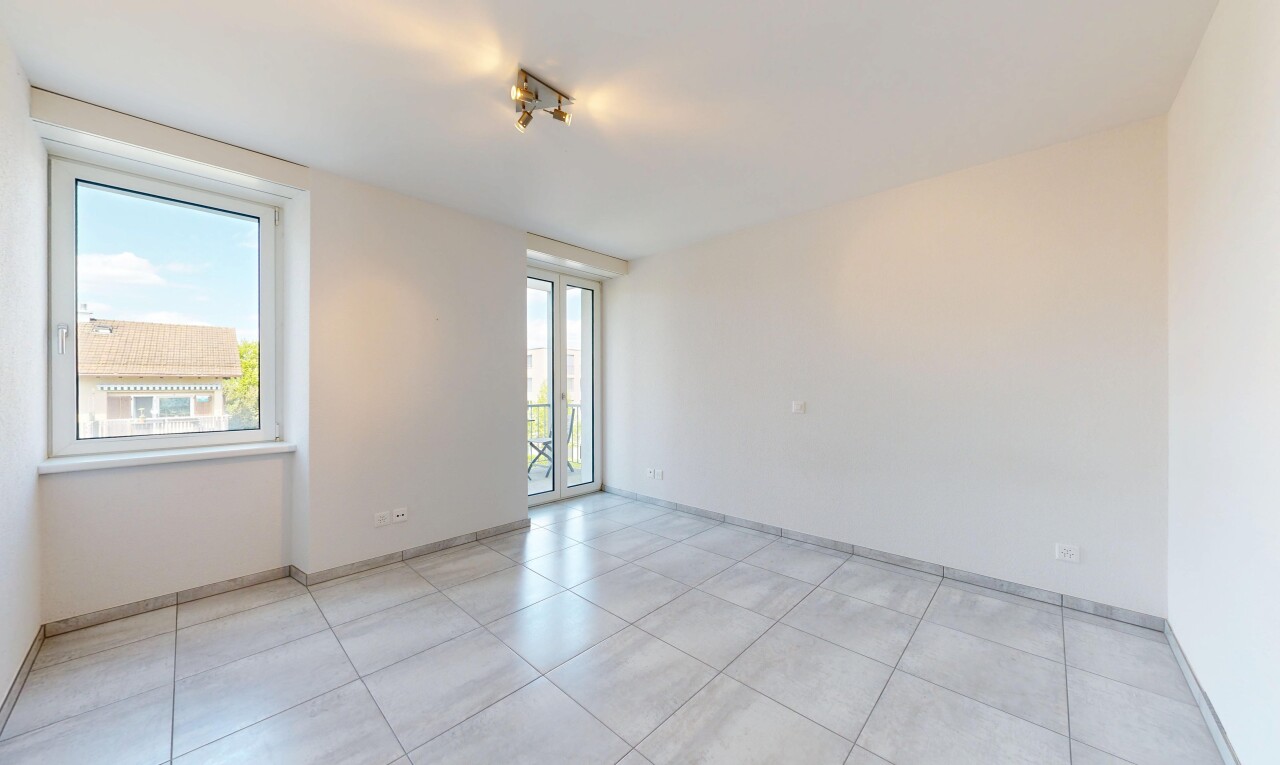 leerer raum mit drywall, gipskartonwand, light floor, inside property, und natural light
