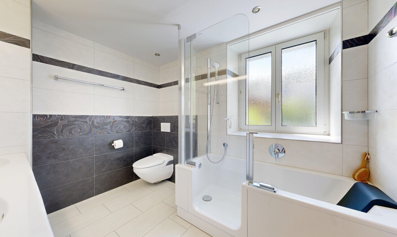 bad mit fliesenwand, tile wall, dusche, komplettes badezimmer, und inside property