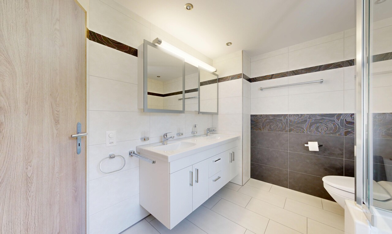 bad mit tile wall, fliesenwand, doppelwaschtisch, light floor, und spiegel
