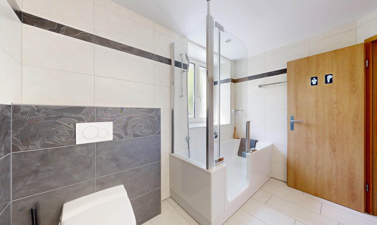 bad mit fliesenwand, tile wall, dusche, komplettes badezimmer, und inside property