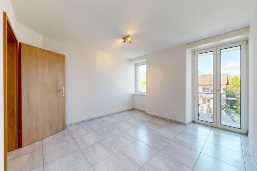 pièce vide avec portes-fenêtres, drywall, cloison sèche, inside property, et natural light