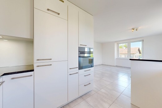 cuisine avec white cabinets, armoires blanches, four, lumière naturelle, et natural light