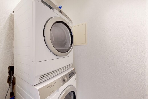wäschekammer mit wäscherei, waschturm, strukturierte wand, und textured wall