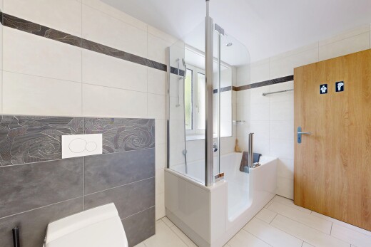bad mit fliesenwand, tile wall, dusche, komplettes badezimmer, und inside property