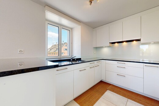 küche mit light floor, natural light, natürliches licht, flat panel cabinets, und white cabinets