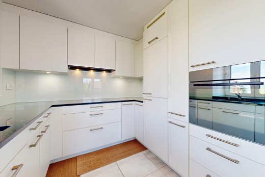 cuisine avec light floor, flat panel cabinets, armoires à panneau plat, inside property, et white cabinets
