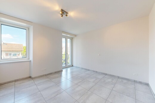 pièce vide avec drywall, cloison sèche, light floor, inside property, et natural light