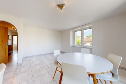 salle à manger avec cloison sèche, drywall, passages en arc, lumière naturelle, et natural light