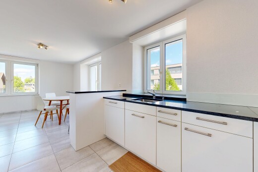 küche mit day time, arbeitsplatten, dark countertops, light floor, und weiße schränke