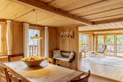 esszimmer mit natural light, natürliches licht, inside property, wood wall, und holzwand