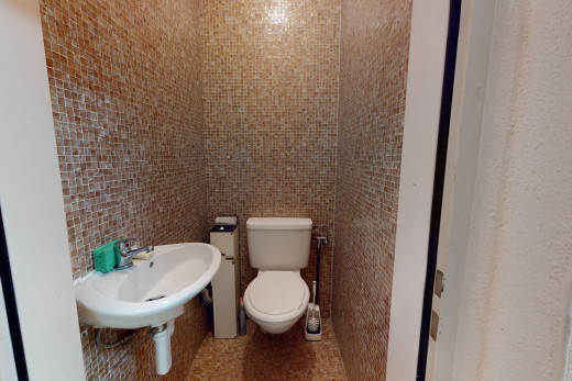 bad mit fliesenwand und toilette