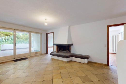 wohnzimmer mit kamin und natürliches licht