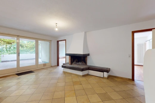 wohnzimmer mit kamin und natürliches licht