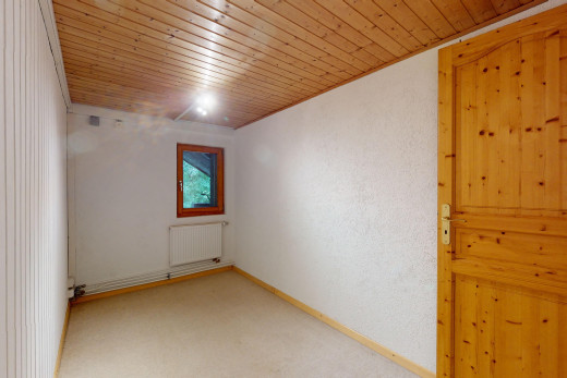 leerer raum mit holzdecke, kühler, teppich, und natürliches licht