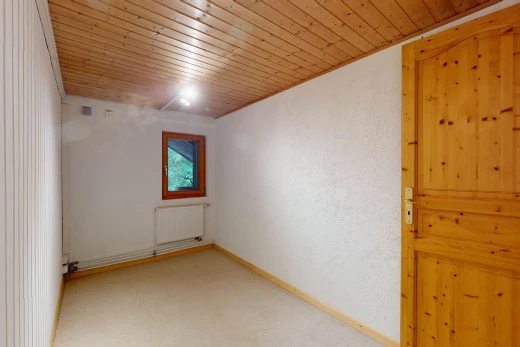 leerer raum mit holzdecke, kühler, teppich, und natürliches licht