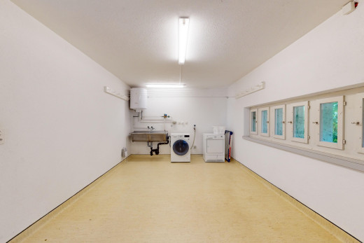 wäschekammer mit tumbler, wasserkocher, waschbecken, und wäscherei