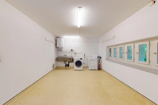 wäschekammer mit tumbler, wasserkocher, waschbecken, und wäscherei