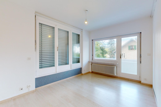 leerer raum mit kühler, parkettboden, und natürliches licht