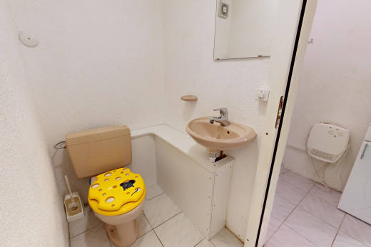 bad mit spiegel, fliesenboden, waschbecken, und toilette