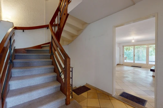 treppe mit fliesenboden und natürliches licht