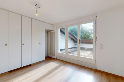 leerer raum mit parkettboden und natürliches licht