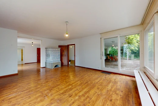 leerer raum mit natürliches licht und parkettboden