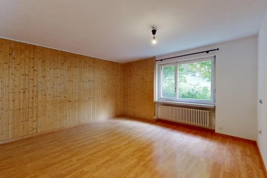 leerer raum mit natürliches licht, holzwand, kühler, und parkettboden