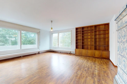 leerer raum mit natürliches licht und parkettboden