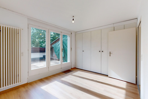 leerer raum mit parkettboden, natürliches licht, und kühler