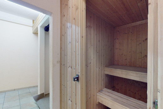 einzelheiten mit holzwand, fliesenboden, und holzdecke