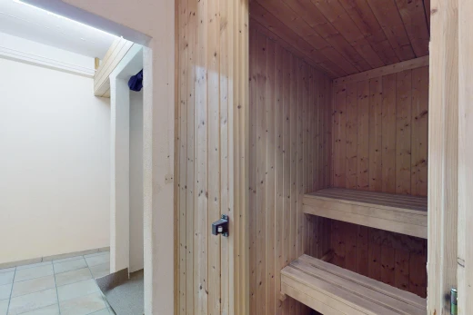 einzelheiten mit holzwand, fliesenboden, und holzdecke