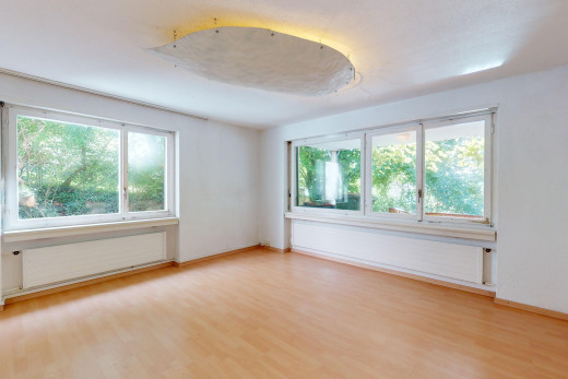 leerer raum mit parkettboden und natürliches licht