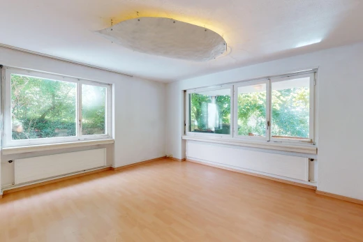 leerer raum mit parkettboden und natürliches licht