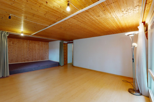 leerer raum mit holzdecke, holzwand, und parkettboden