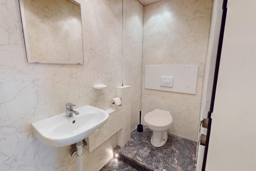 bad mit waschbecken, spiegel, toilette, und fliesenwand