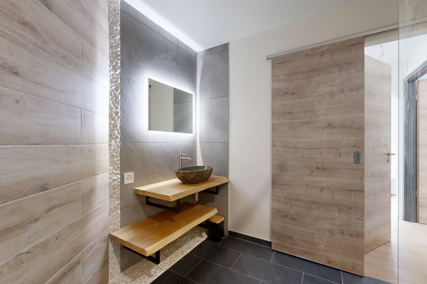 salle de bains avec miroir, tile floor, sol en carrelage, lavabo (ou coiffeuse selon le contexte), et évier