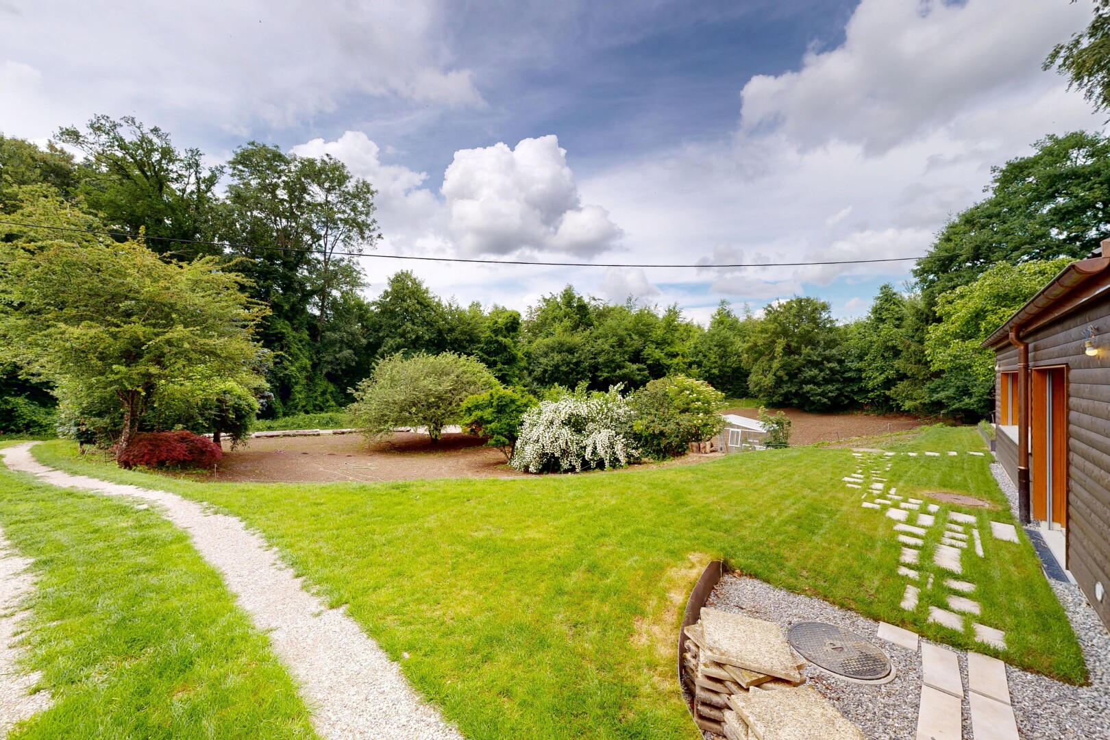 jardin avec pelouse, day time, from property, vue sur les bois, et woods view